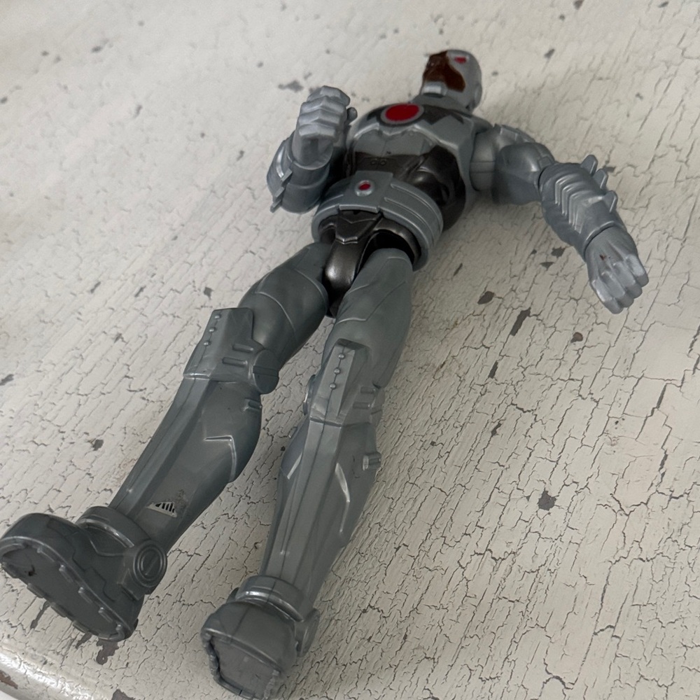 Cyborg Action Figure - Picture 2 of 3